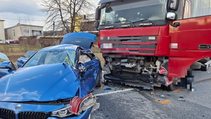 Mladý vodič v osobnom aute sa zrazil s kamiónom. Zraneniam podľahol