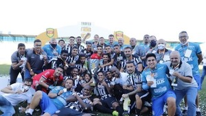 Najvernejší fanúšik spred ôsmich rokov oslavuje trofej v roli prezidenta