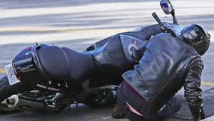 Slávny herec havaroval na motorke! Padol hlavou priamo na obrubník