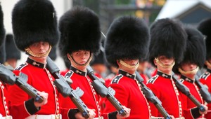 Turista dobiedzal do člena kráľovskej stráže, namieril na neho zbraň