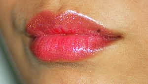 Podpálil dievčatko za narúžované pery a nevhodné oblečenie