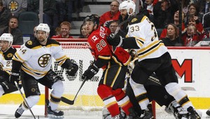 Chára strelil gól Calgary. Derby v New Yorku vyhrali Rangers