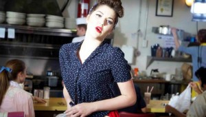 Celeste Buckingham v novom klipe: Hrá mamu, tínedžerku, speváčku i čašníčku!