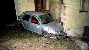 Pri Ružomberku vrazilo auto do domu, šofér ušiel