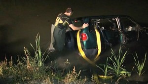 Rybári ostali v šoku. V jazere plávalo terénne auto