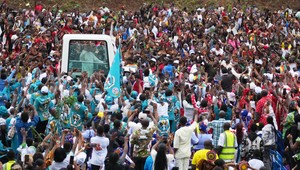 Pápež v Afrike: Ide tam, kde ľudia trpia vojnou či nepokojmi. Jeho cesta má silné posolstvo