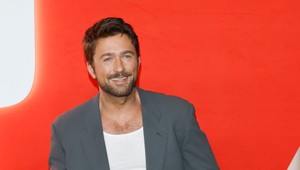 Brandon Sklenar dobýja Hollywood!  Jeho matka má korene v bývalom Československu!