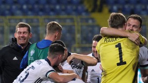 Severnému Írsku v zápase so Slovákmi podáva ruku odveký rival