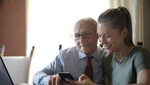 Šance seniorov v boji s finančnými podvodmi zvyšuje vzdelávanie a záujem rodiny