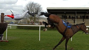 Šialený pád na dostihoch! Po efektnom salte letel ako handra