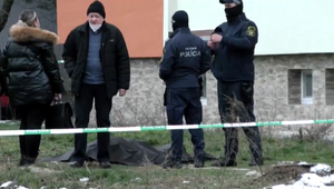 Mŕtvy muž pod balkónmi paneláka. Svedkovia ho krátko predtým videli na balkóne