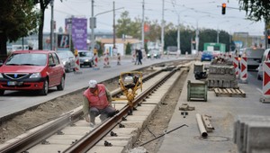 Bratislava nemôže otvoriť električkovú trať, naďalej platia obchádzky