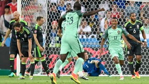 Koniec spanilej jazdy Walesu, Portugalsko prvým finalistom