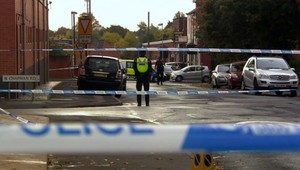 Chlapec (14) bojuje o život, po tom ako ho neznámy muž na ulici dobodal