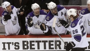 Handzuš v nájazdoch rozhodol o výhre kráľov z LA