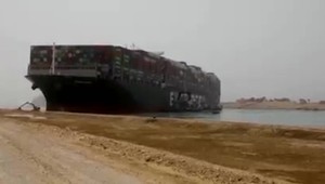 Obrovskú loď, ktorá uviazla v Suezskom prieplave, sa podarilo čiastočne vyslobodiť