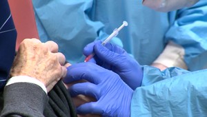 Situácia v nemocniciach sa zhoršuje, umierajú hlavne neočkovaní