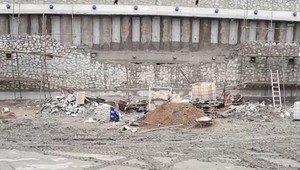 Múr na úseku R4 nevydržal. Spadol a zranil pracovníkov