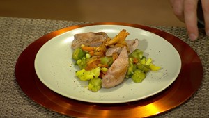 Bažantie prsia s teplým kelovým šalátom a dusenými kuriatkami