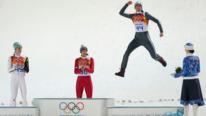 Stoch zlatý na strednom mostíku. Bardal si skočil po bronz!