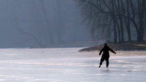 Hrôza pri korčuľovaní! Žena (65) sa pod nohami prelomil ľad