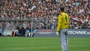 Király zavesil reprezentačné tepláky na klinec