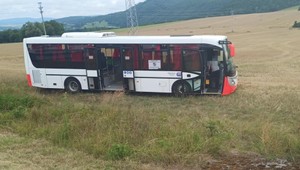 Pri nehode autobusu sa zranili 4 ľudia. Okolnosti nehody zatiaľ známe nie sú