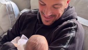 Takmer mesiac bez mena?! Dcérka známeho speváka stále čaká na pomenovanie!