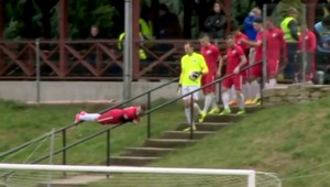 VIDEO: Takto ste futbalistu ešte nevideli prichádzať na trávnik