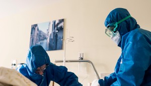 Kapacity pľúcnych ventilácií sa blížia k maximu, niektoré nemocnice už hlásia stopercentnú naplnenosť