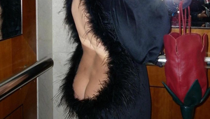 To má byť žart alebo sexi?! Speváčka vyrazila dych šatami s odhalenou zadnicou!