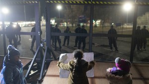 Stovky migrantov sa zhromaždili na hraniciach Srbska s Maďarskom. Úrady odmietli ich vstup na územie EÚ