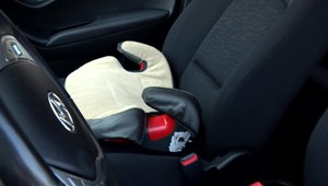 Ak má dieťa menej ako 150 cm a 40 kg musí byť pripútané v sedačke. Ako je to ale v zahraničí?