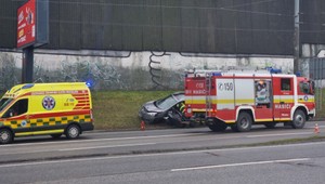 Nehoda dvoch áut v Bratislave: Jedno skončilo mimo cesty, premávka bola obmedzená