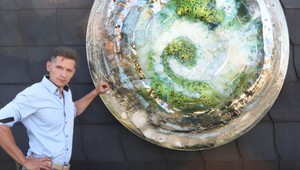 Slovenský umelec s gréckymi koreňmi robí so sklom hotové DIVY