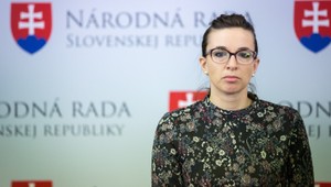 Poslankyňu Petrík nepustili do rokovacej sály, pre jej dieťa v šatke