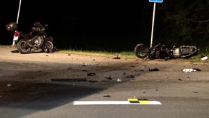 Motorkár bojuje v nemocnici o život. Po náraze do kamióna letel 10 metrov, na mieste ho oživoval kamarát