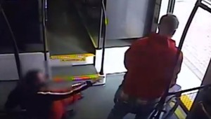 VIDEO: Muž chcel ukradnúť žene invalidný vozík, na ktorom sedela