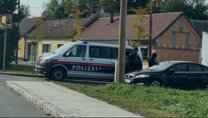 Neznámi páchatelia spustili paľbu z auta. Vážne zranili dvoch ľudí