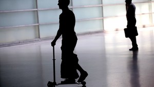 Díleri kolobežkári. Laboratórium si zriadili v garáži