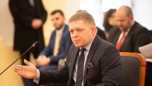 Fico odovzdal potvrdenia o pedagogickej činnosti. Rozhodnutie je na výbore