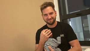 Samuel TOMEČEK sa stal otcom, synček dostal netradičné meno