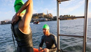 Nevidiaci šampión z Ria preplával od Alcatrazu k pobrežiu
