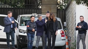 Exprezidenta Sarkozyho odviedli do väzenia. Odprevadila ho manželka aj fanúšikovia