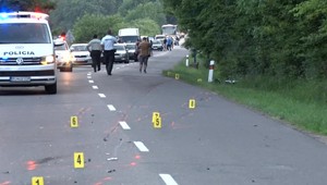 Zrážka dvoch motoriek si vyžiadala vážne zranenia. Vozidlá odhodilo desiatky metrov