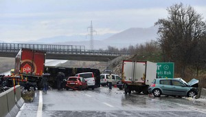 Cestári neposypali diaľnicu, stala sa smrteľná dopravná nehoda