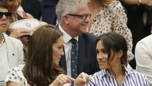 FOTO: Najkrajšia členka britskej kráľovskej rodiny HORE BEZ!