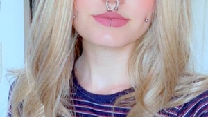 Mladú ženu nechceli zamestnať v obchode pre jej vzhľad: Čo by ste urobili na jej mieste vy?