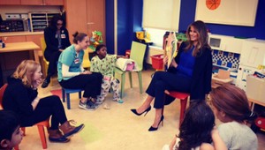 Melania Trump prekvapila choré deti, čítala im knihu