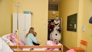 FOTO: Sviatky nemôžu osláviť doma. Kúzlo Vianoc priniesli aj deťom v nemocnici